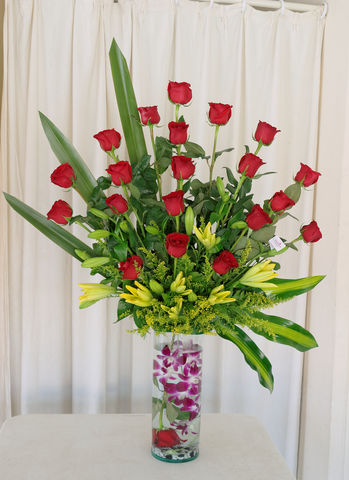 40 rosas lilies y orquideas en base de vidrio