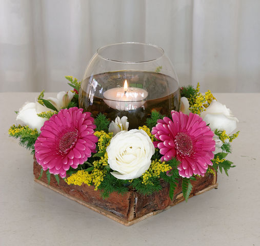 34 Centro de mesa con gerberas y vela flotante