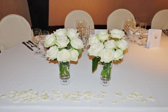 9 rosas blancas en base de vidrio
