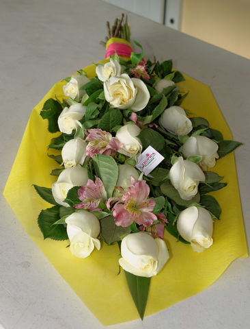 43 rosas y follajes