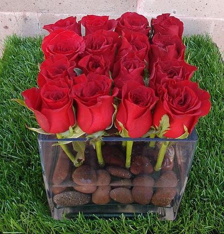31 rosas con piedras en base de vidrio.