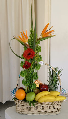 12 canasta frutal con flores tropicales