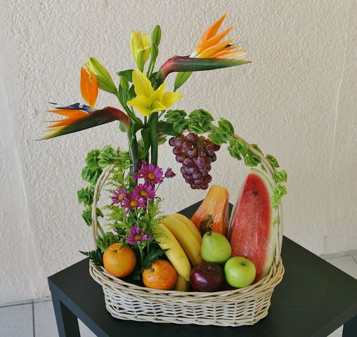 14 canasta frutal con lilis y ave del paraiso