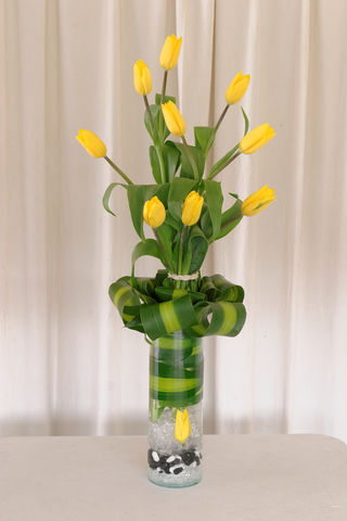 55 tulipanes en base de vidrio y follajes verdes