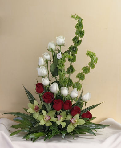 101 Arreglo con rosas y orquideas