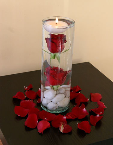 33 Rosas con piedras y vela flotante