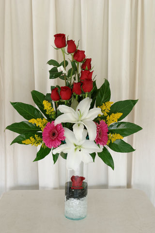 52 rosas casablancas y gerberas en base de vidrio