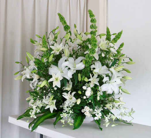 37 Centro de mesa grande ,redondo con dendrobium,minirosa,casablancas y lilies