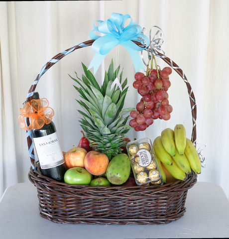 58 Cesta frutal con vino y chocolates