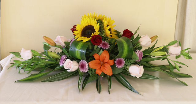 50 Centro de mesa tropical con girasoles