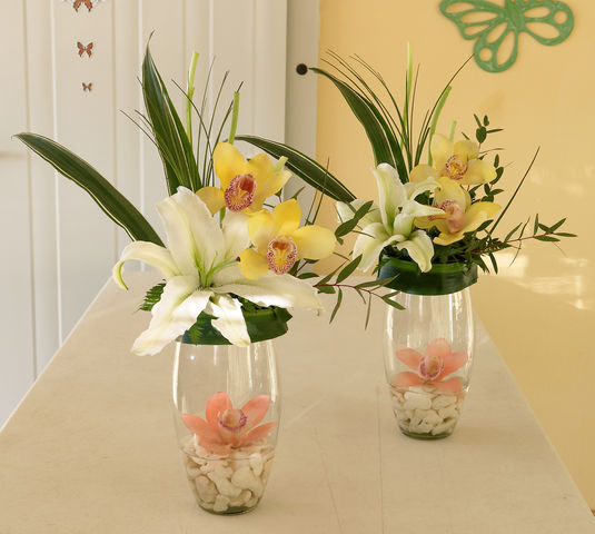 26 orquidea y casablancas en base de vidrio con piedritas