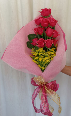 98 Ramo de rosas fucsia