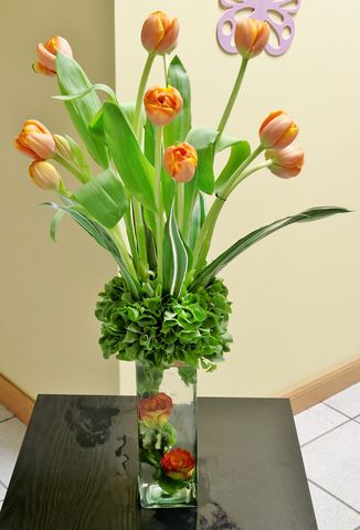 22 tulipanes y rosa en base de vidrio y follajes