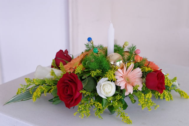 28 rosas gervberas y follajes con vela