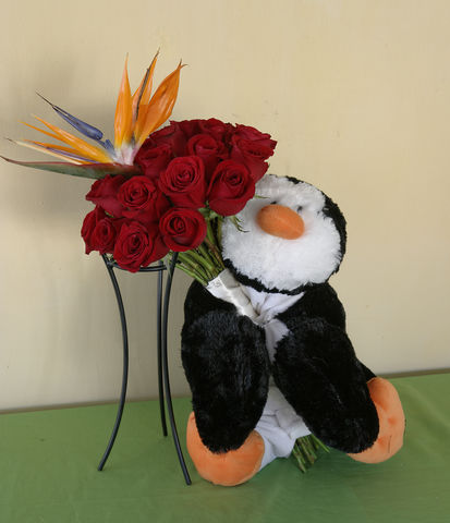 124 peluche con ramo de rosas