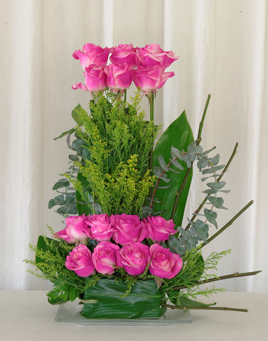 66 rosas fucsia en base de cristal